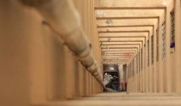 男子阳台吃瓜视频,男子悠闲享受夏日时光