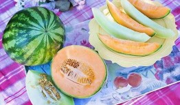 梦见看着别人吃瓜,窥探他人瓜田，揭秘潜意识中的秘密