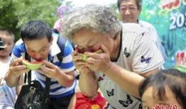 吃瓜大妈在上海,上海街头吃瓜大妈的日常趣事