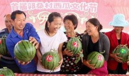 内黄吃瓜可爱,可爱一幕，传递夏日清凉