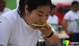 天津人吃瓜现场,街头巷尾的欢乐盛宴