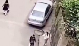 男子阳台吃瓜视频,男子悠闲享受夏日时光