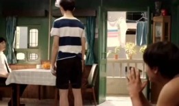 串门吃瓜,共享瓜香，共度欢乐时光