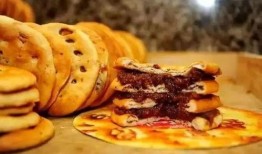 沙漠里吃瓜吃馕,瓜果馕香，探寻沙漠中的美味之旅