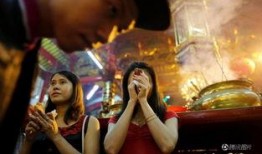 女孩寺庙吃瓜视频