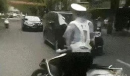 男孩看警察吃瓜,揭秘警察吃瓜背后的故事