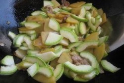 湿疹吃角瓜,角瓜食疗助你恢复肌肤健康