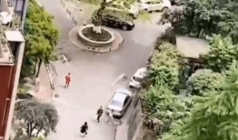 男子阳台吃瓜视频,男子悠闲享受夏日时光