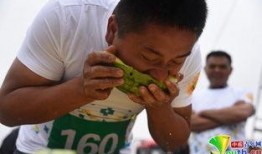 天津人吃瓜现场,街头巷尾的欢乐盛宴