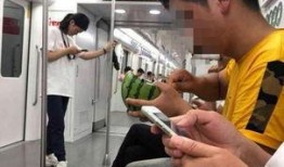 吃瓜群众地铁请排队